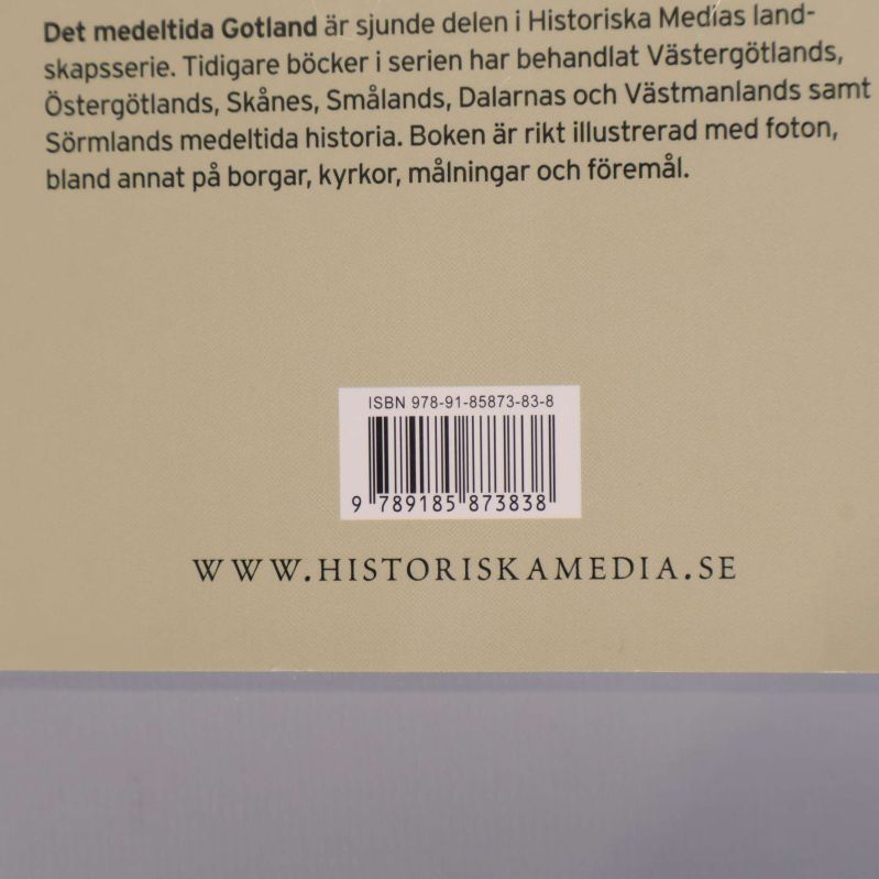 Närbild av bokens baksida med ISBN 978-91-85873-83-8 ovanför streckkod