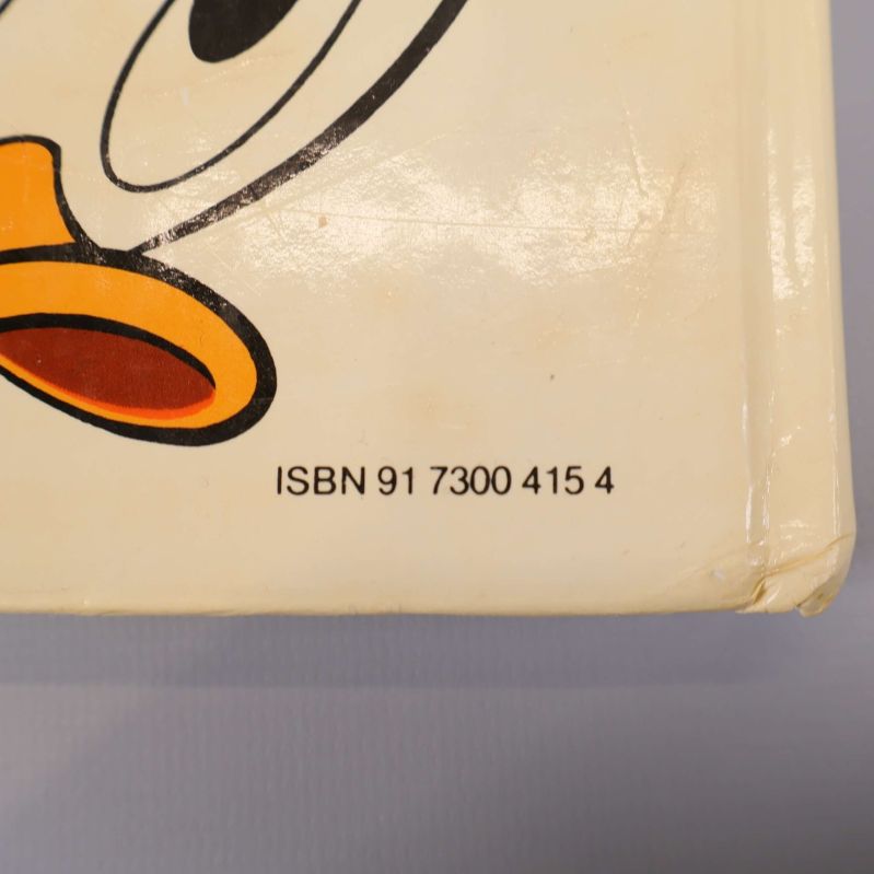 Närbild på ISBN-tryck: 91 7300 415 4 på omslagets baksida