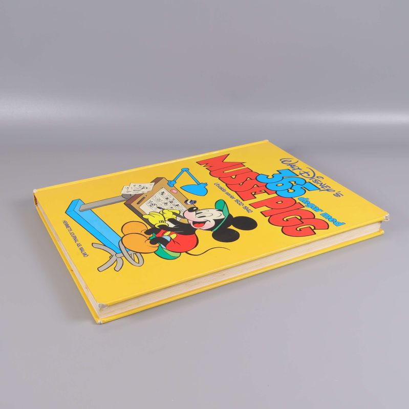 Serieboken 365 dagar med Musse Pigg liggande, tydlig illustration på omslaget