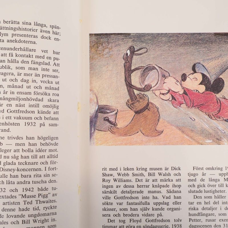 Uppslag med illustration av Musse Pigg och svensk text