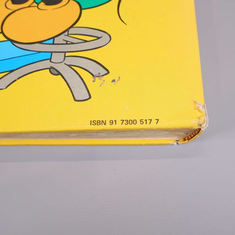 Närbild av bokomslagets hörn med ISBN 91 7300 517 7 synligt
