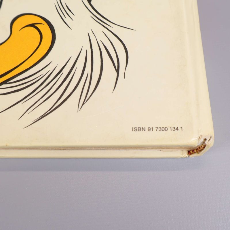 Närbild på ISBN-nummer i nedre hörnet på baksidan av boken