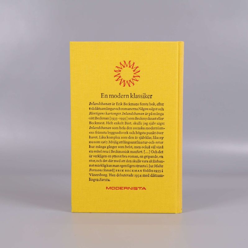 Baksida av boken Inlandsbanan med beskrivning och gul design