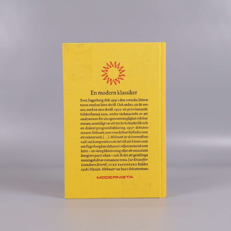 Baksidan av Höknatt med sammanfattande text och modernistalogga