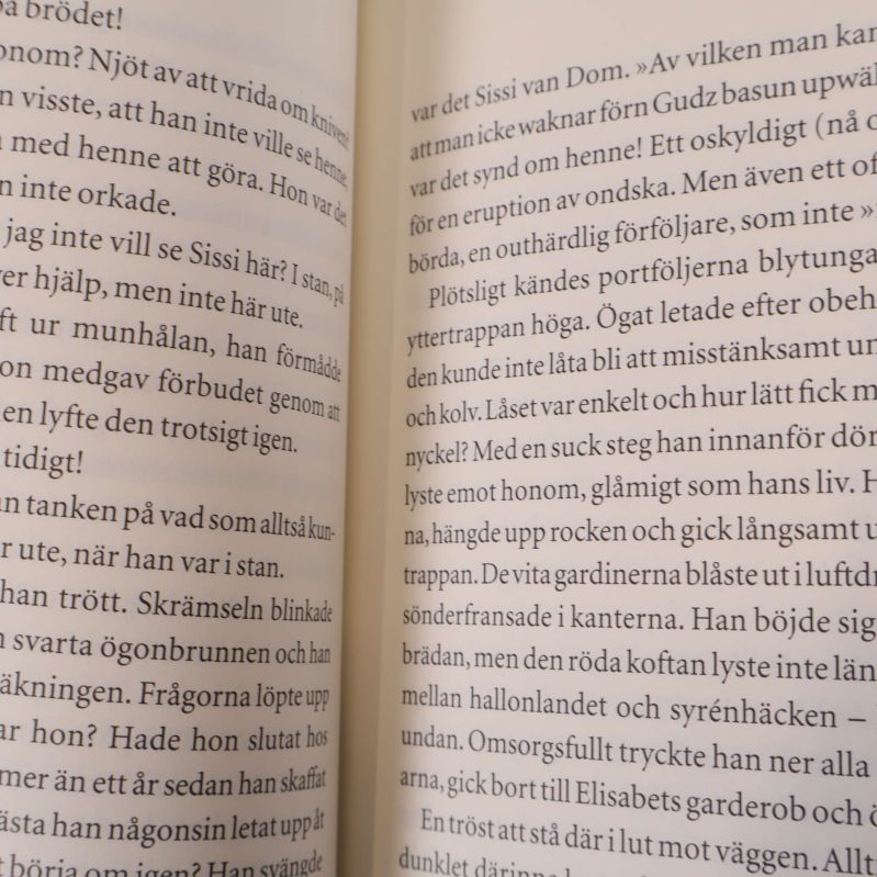 Uppslaget uppslag med tydlig svensk text ur De två saliga