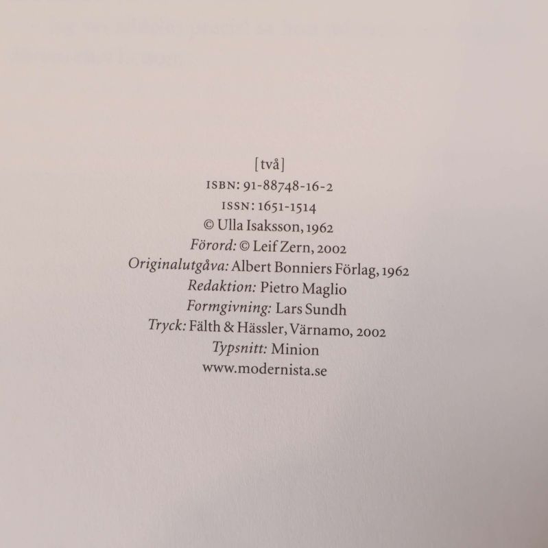Detaljbild på förstasidan med ISBN och publiceringsuppgifter för De två saliga
