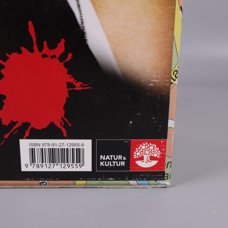 Närbild på ISBN-nummer och förlagslogotyp på boxen