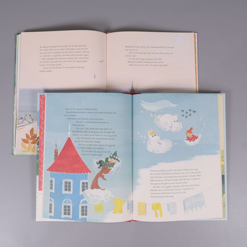 Uppslag med färgillustrationer och text ur Muminböcker