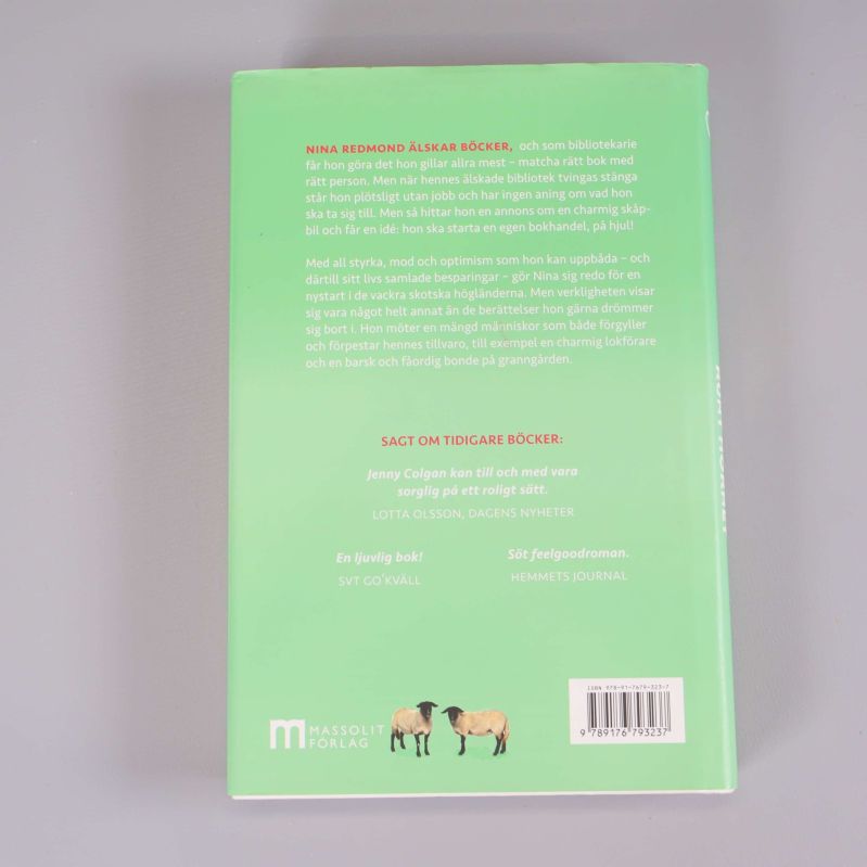 Baksidan av boken med text och citat