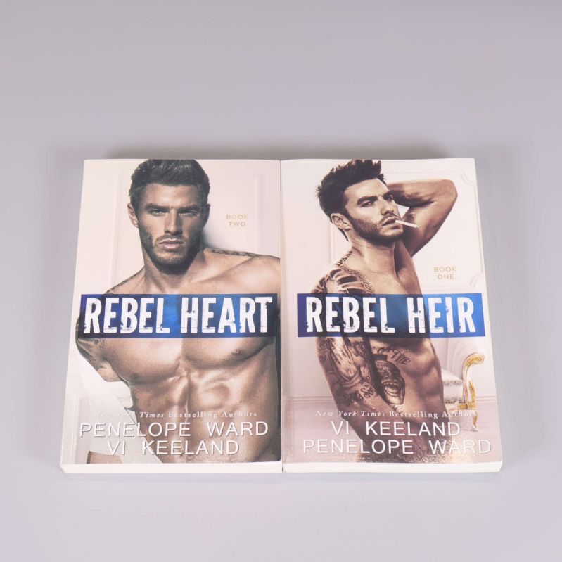 Två böcker Rebel Heir och Rebel Heart sida vid sida med omslag i färg