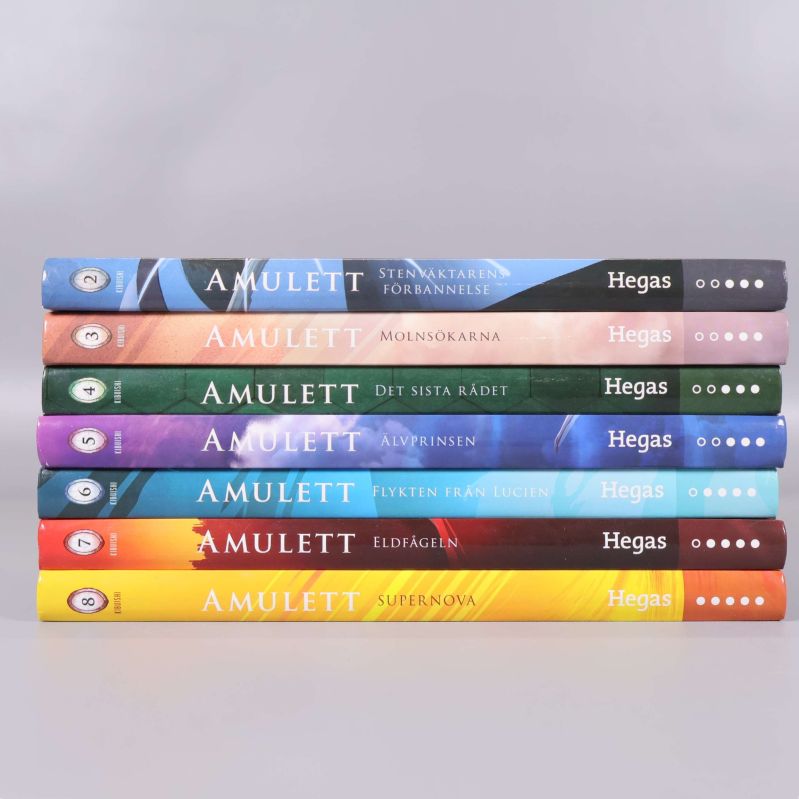 Amulett-seriens bokryggar med tydlig numrering och olika färger