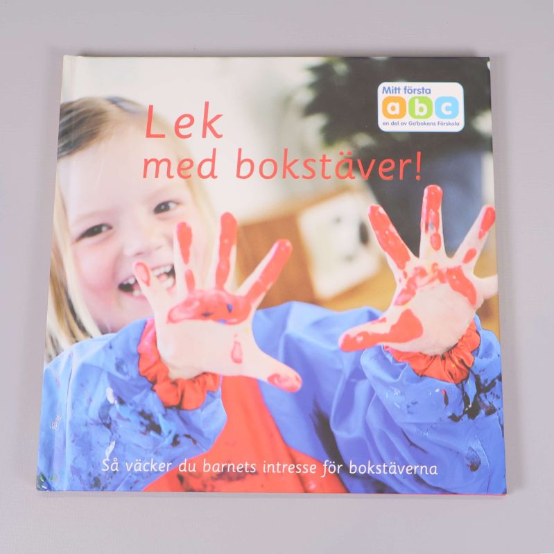 Framsidan av Lek med bokstäver med barn och färgglada händer