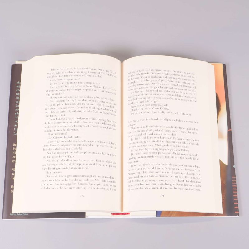 Uppslagen bok med svensk text och tydlig layout