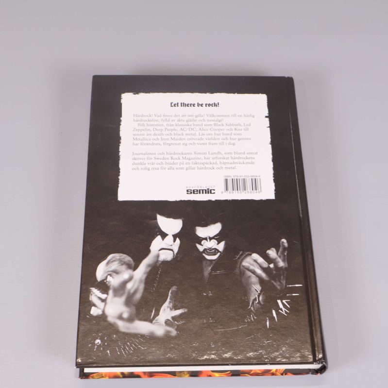 Baksida av boken Hårdrock med beskrivning, barcode och foto av två personer
