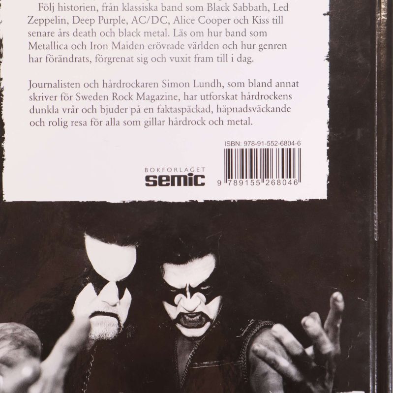 Närbild på ISBN-nummer och baksidestext för Hårdrock