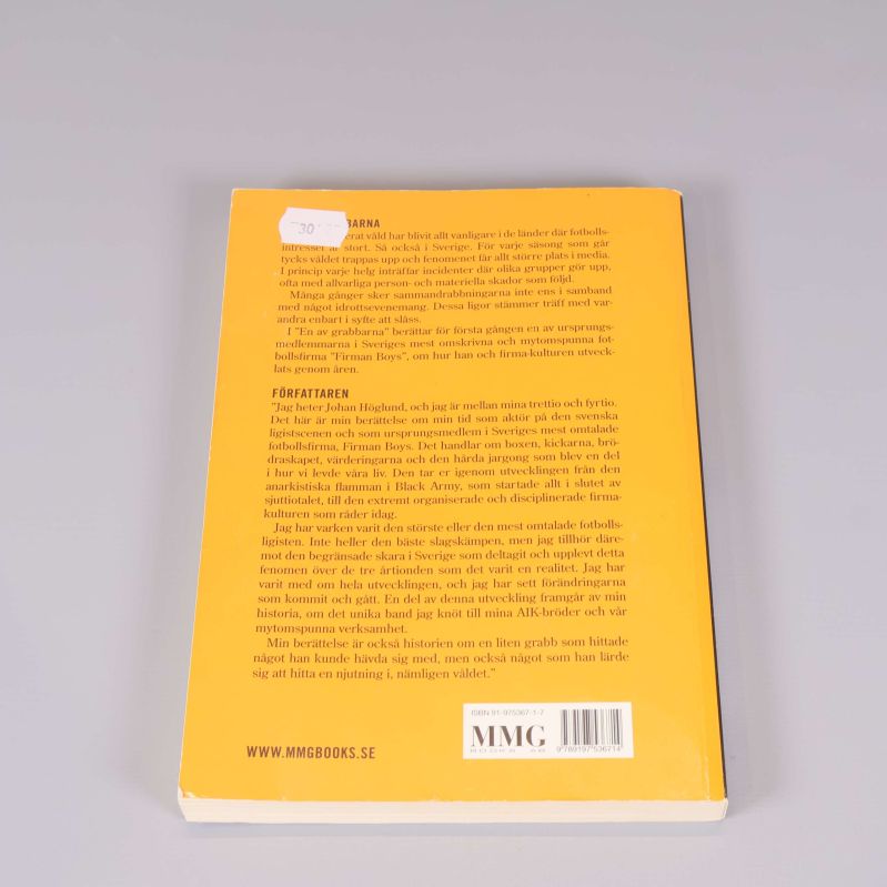 Baksidan av boken En av grabbarna med text och beskrivning