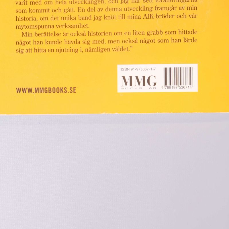 Närbild på baksida med tydligt ISBN-nummer och webbplats