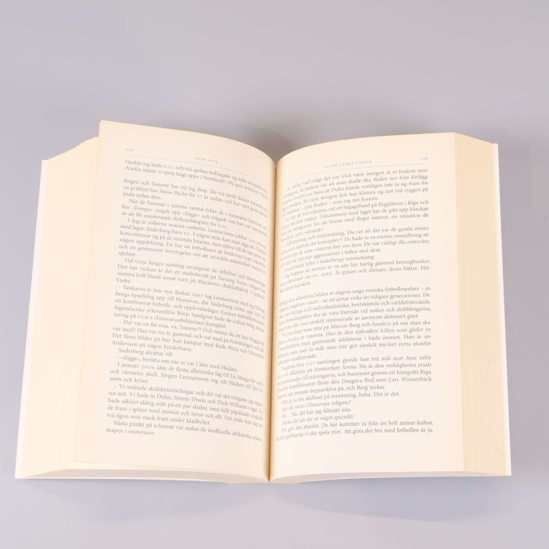 Uppslagen bok av Erik Niva med svensk löptext