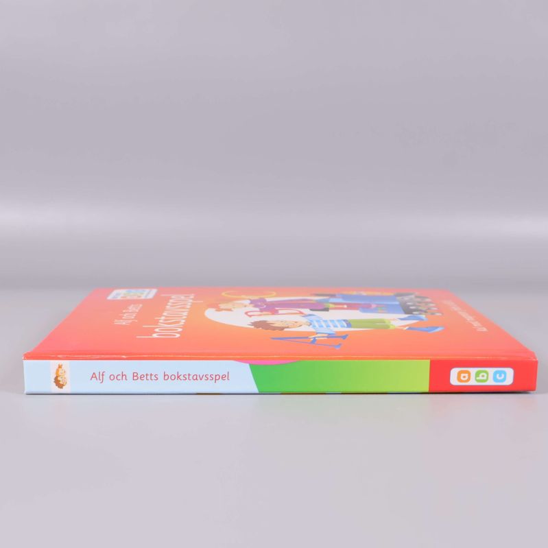 Bokrygg med titeln Alf och Betts bokstavsspel i färg