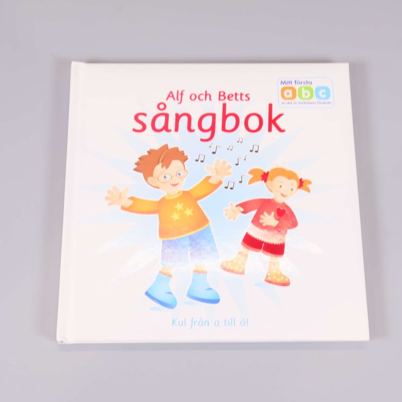 Framsidan av Alf och Betts sångbok med färgglada illustrationer