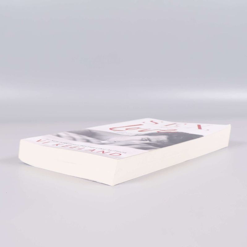 Diagonal bakifrån på Sex, not love som visar bakre och övre del av boken