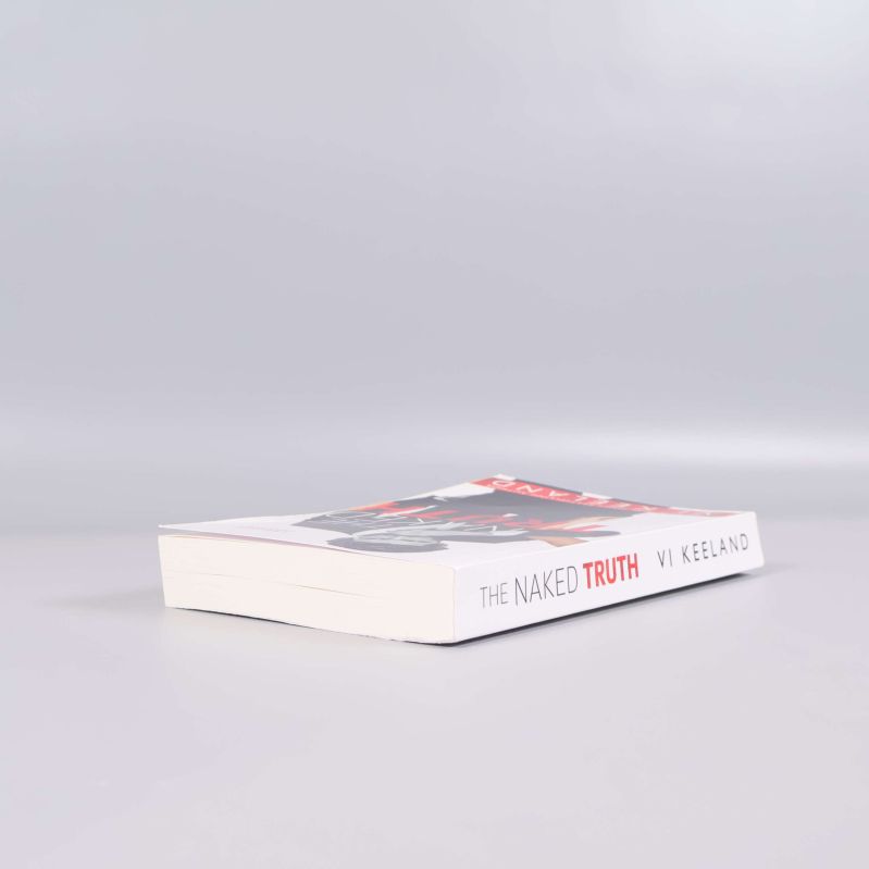 Boken The Naked Truth av Vi Keeland sedd från sidan i liggande position