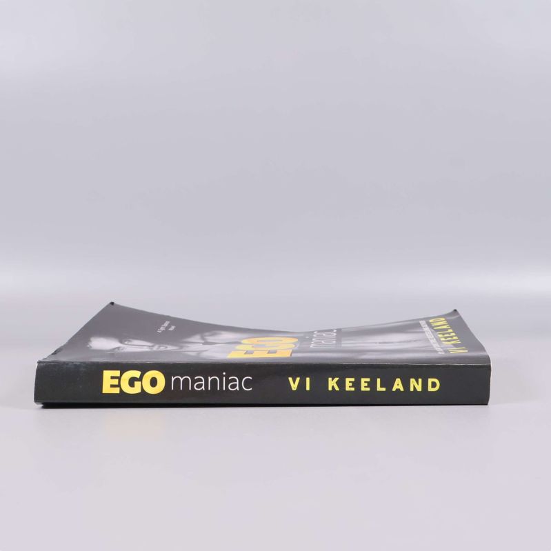 Rygg på Ego maniac med titel och författarnamn i gult