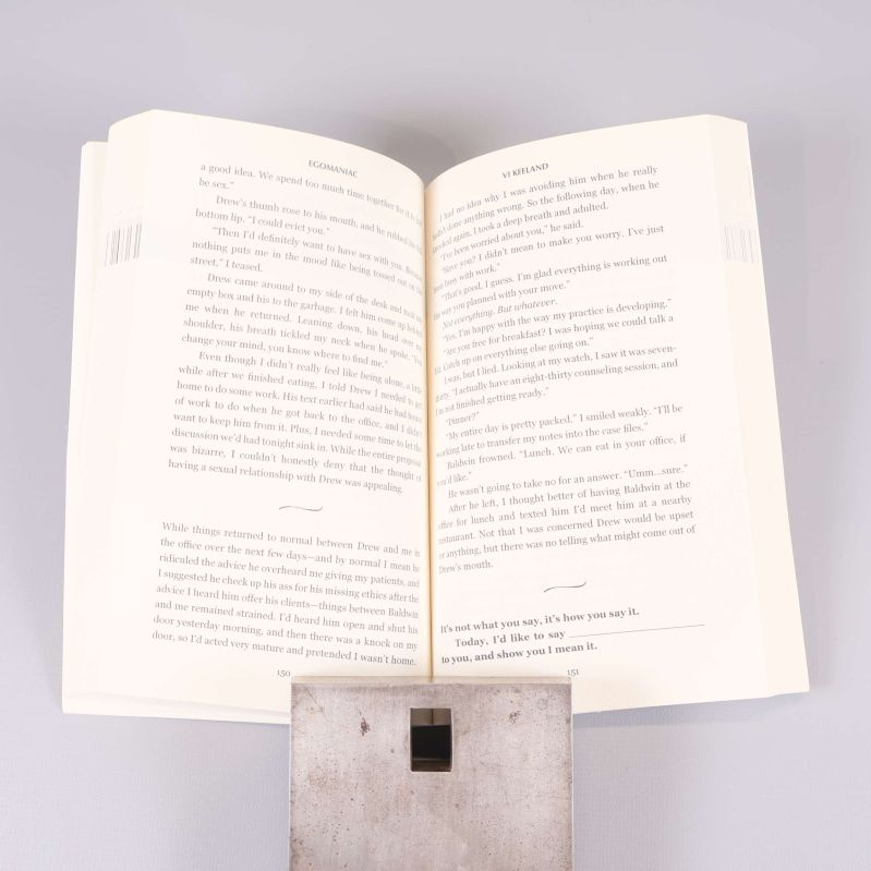 Uppslag från insidan av boken Ego maniac med engelsk text