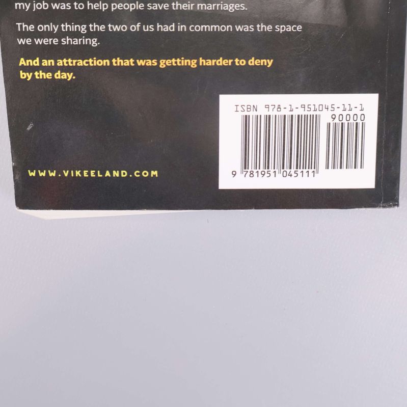 Närbild på baksidan av Ego maniac med tydligt ISBN och webbadress