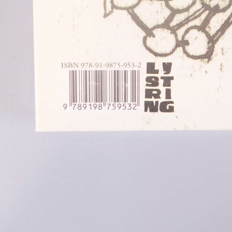 Närbild på bokens baksida med ISBN och streckkod
