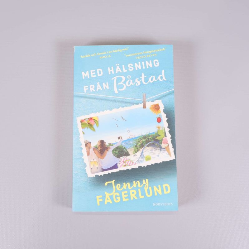 Framsidan av pocketboken Med hälsning från Båstad med somrig illustration