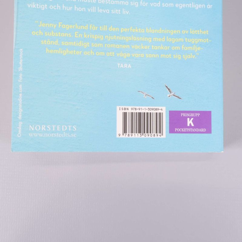 Närbild på bokens baksida med ISBN och streckkod