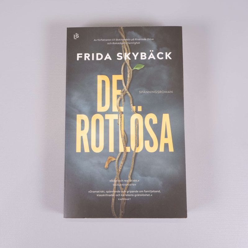 Framsida av pocketboken De rotlösa av Frida Skybäck mot ljus bakgrund