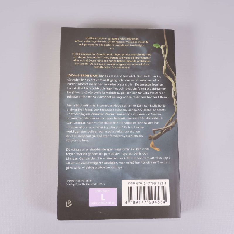 Baksida av pocketboken De rotlösa med textbeskrivning och ISBN-nummer