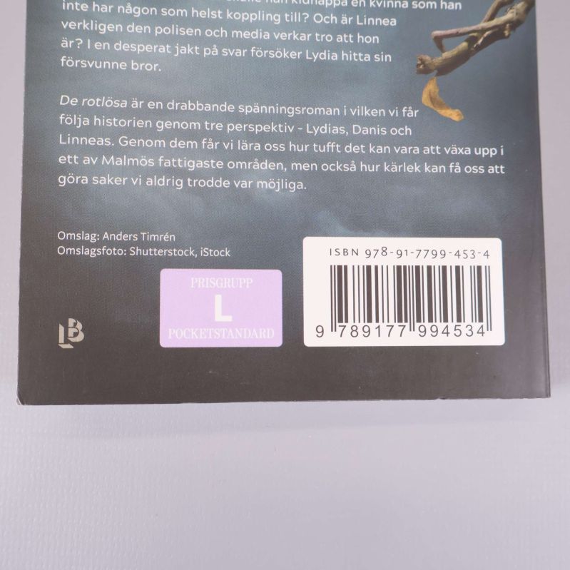 Närbild på bokens baksida med streckkod och ISBN-nummer