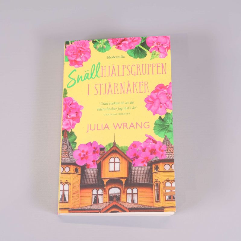Framsidan av boken Snällhjälpsgruppen i Stjärnåker med gult omslag och blommor