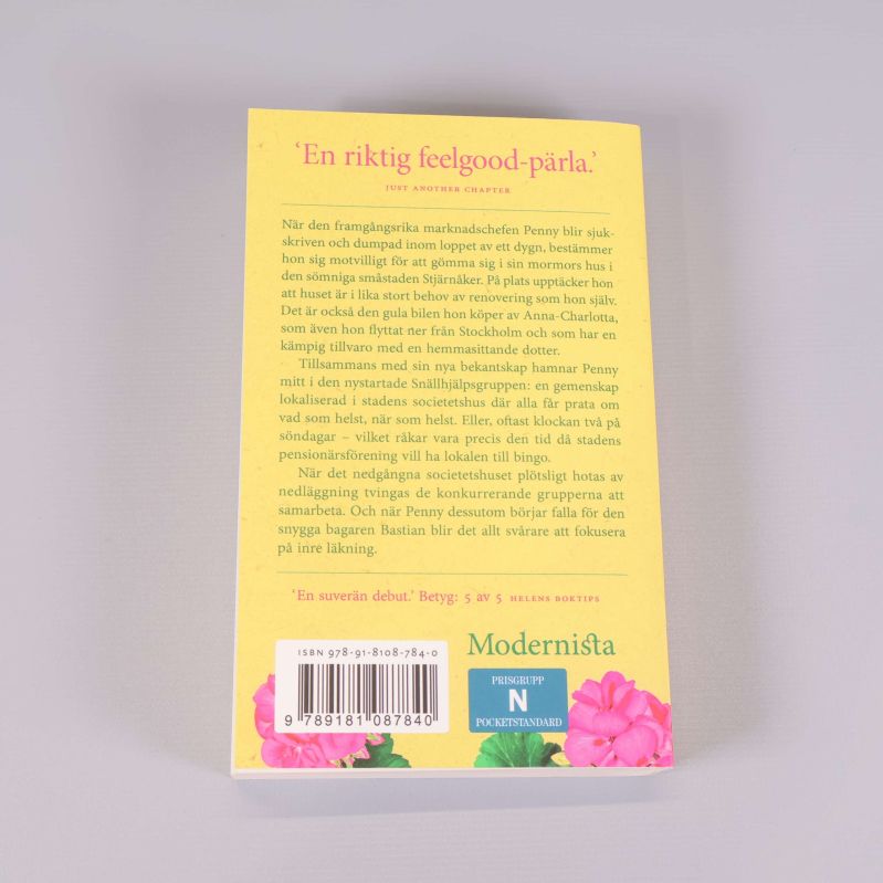 Baksidan av Snällhjälpsgruppen i Stjärnåker med bokbeskrivning och ISBN