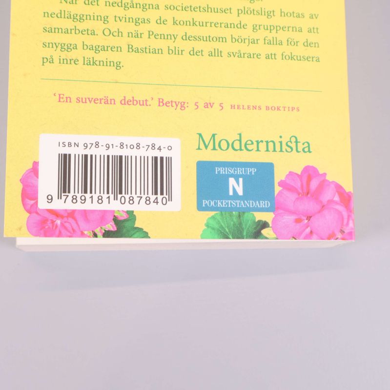 Närbild på ISBN-koden på baksidan av boken Snällhjälpsgruppen i Stjärnåker