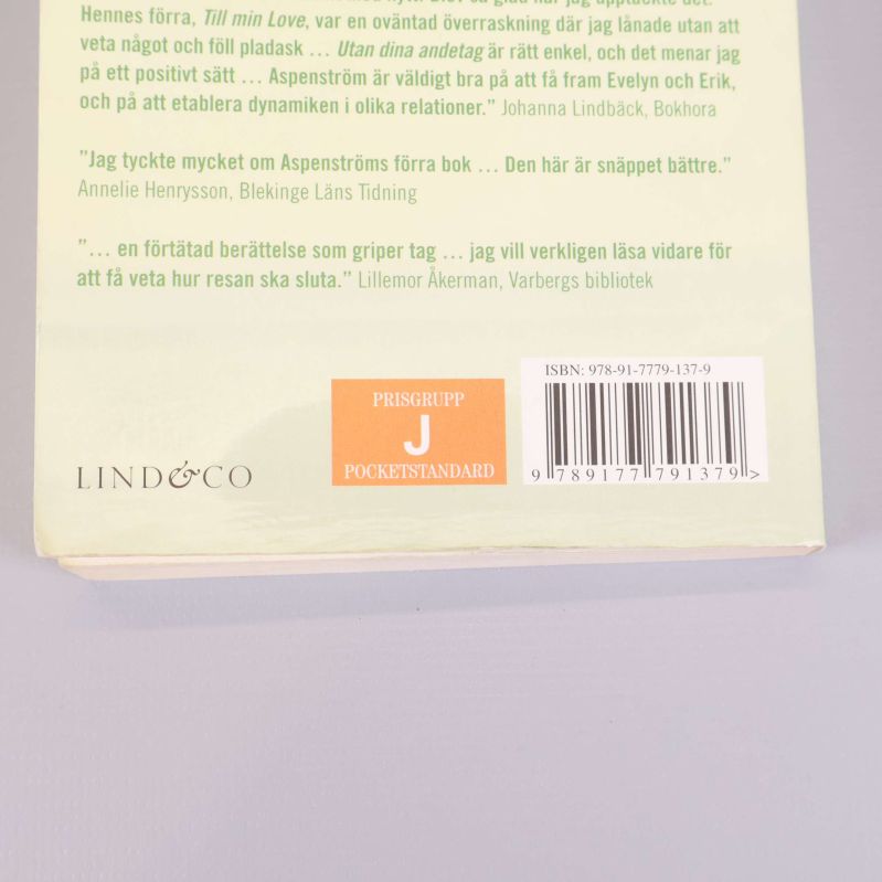 Närbild på baksida med ISBN och prisgrupp J