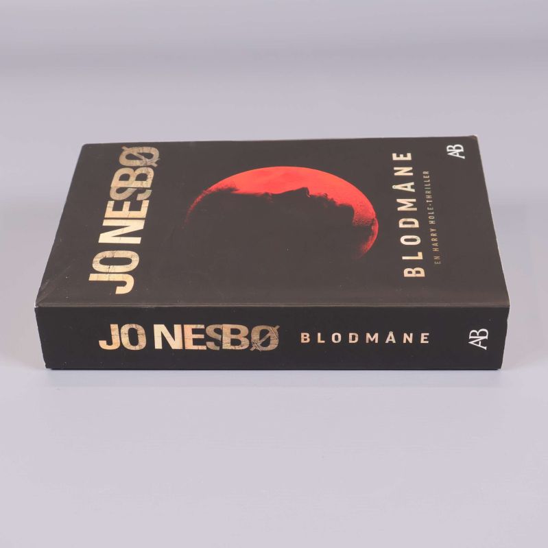 Blodmåne av Jo Nesbø sedd från sidan med rygg och titel synlig