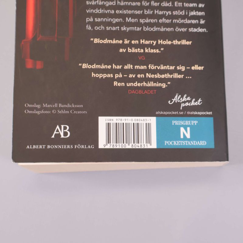 Närbild på bokens baksida med ISBN-nummer och förlagsinformation