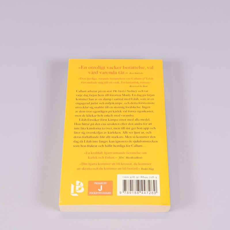 Bokens baksida med gul bakgrund, texter och synlig ISBN-kod