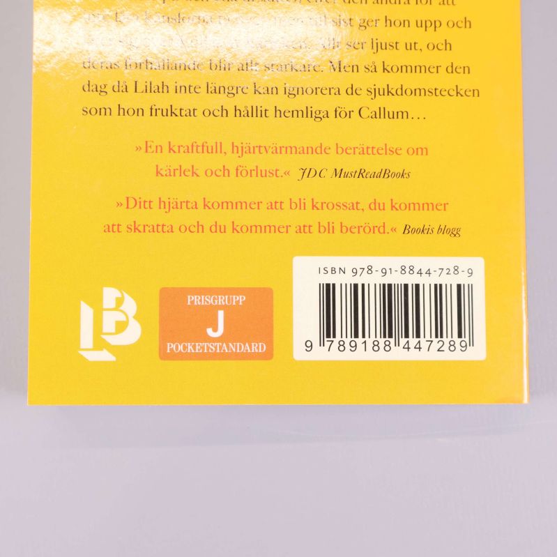Närbild på baksidan där ISBN 978-91-88447-28-9 är synligt