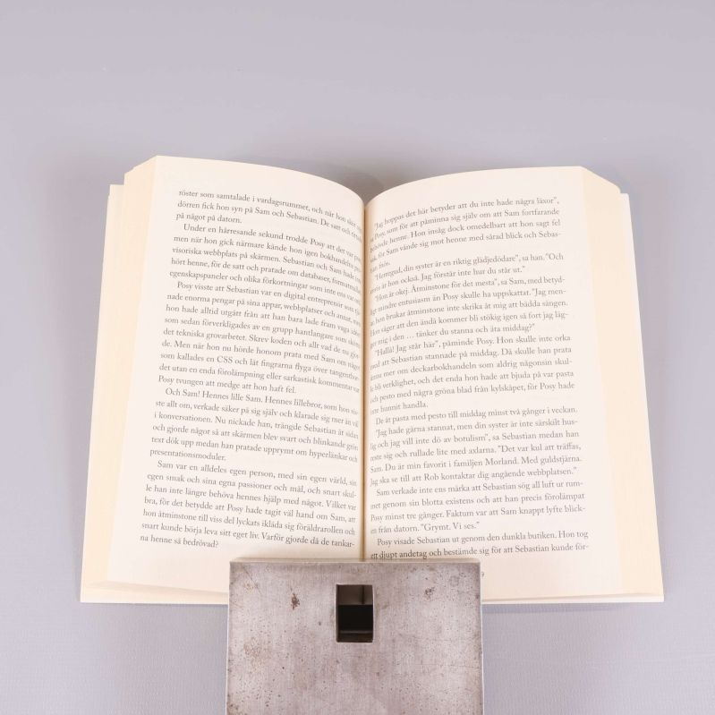 Uppslagen bok visar inre sidor med tydlig text