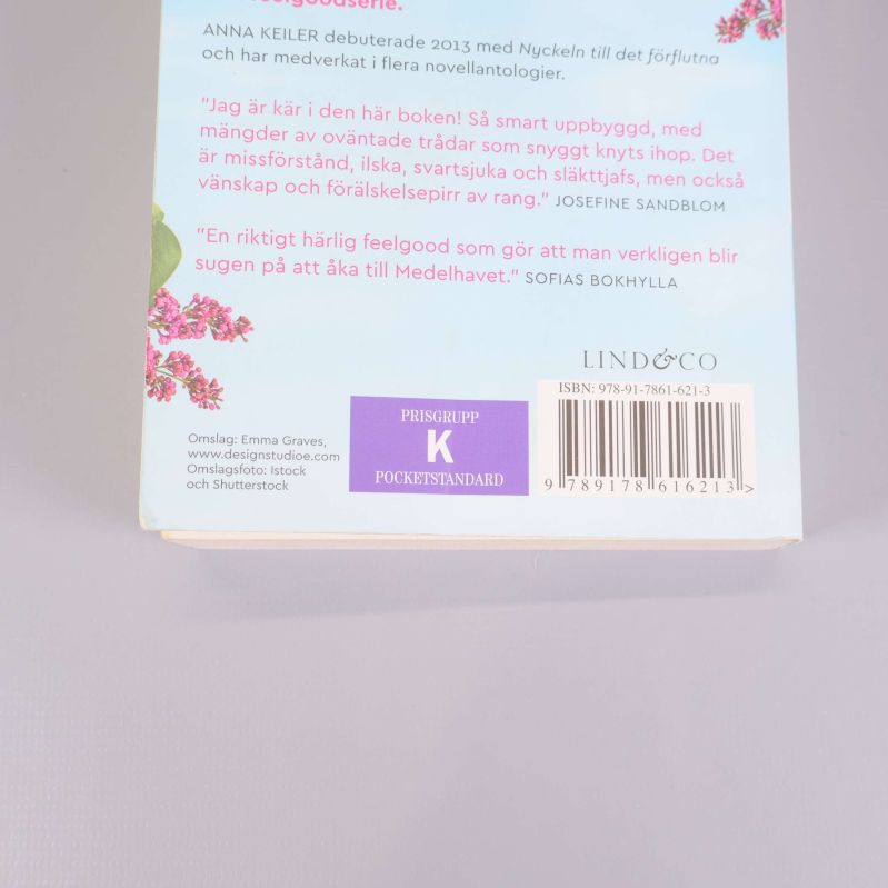 Närbild av ISBN och omslagsinformation på baksidan av boken