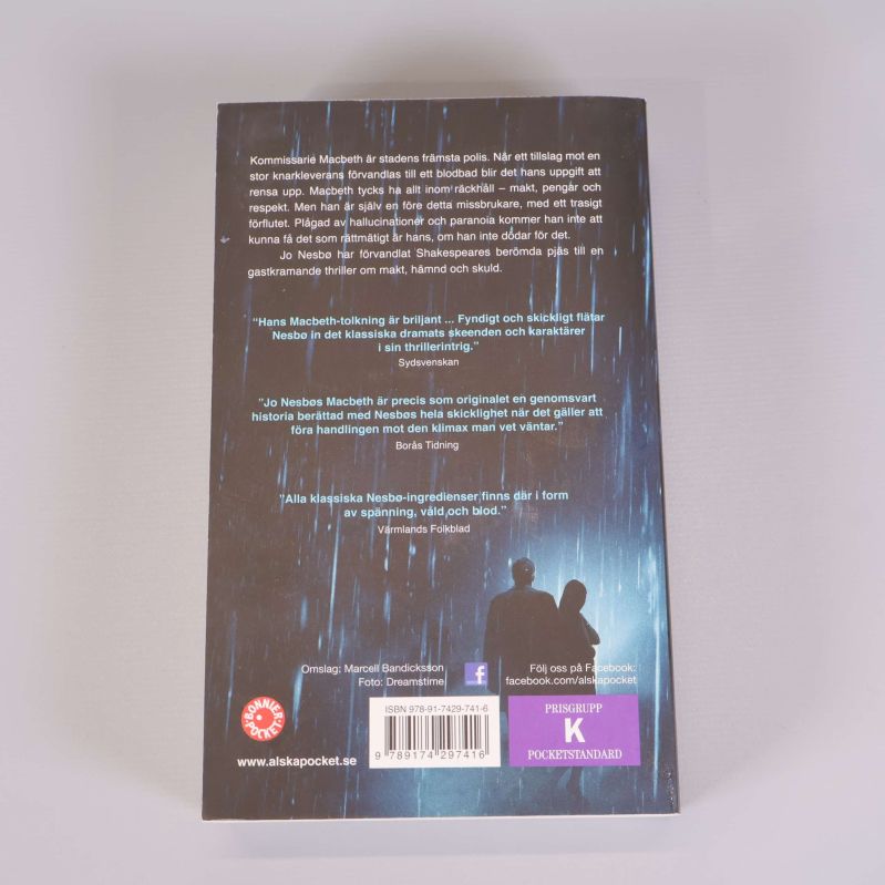 Baksidan på Macbeth av Jo Nesbø, med text och ISBN-nummer synligt
