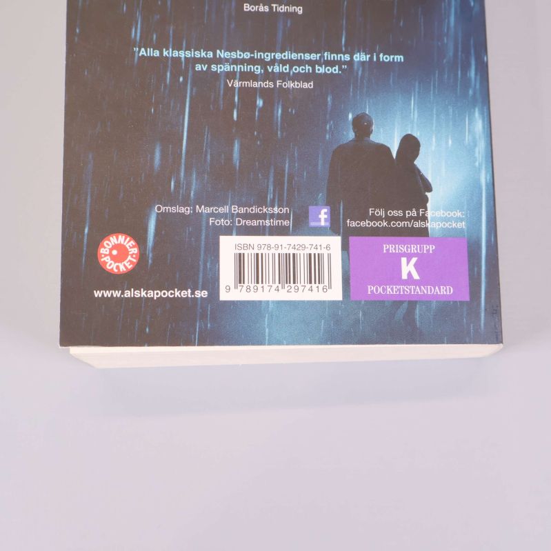 Närbild på baksidan av Macbeth, visar ISBN och etikett för prisgrupp K