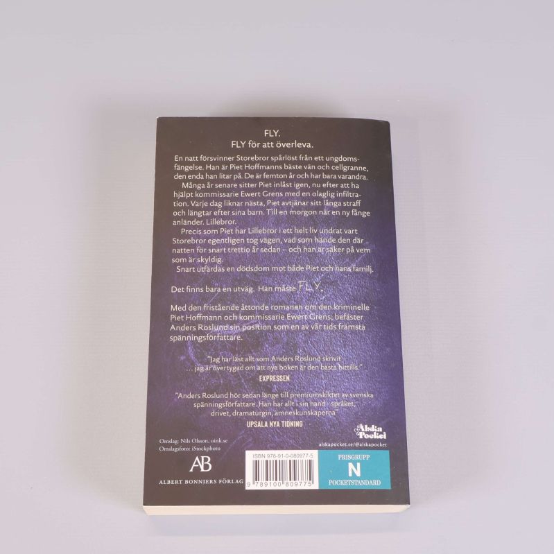 Baksidan av Fly av Anders Roslund med beskrivning och ISBN