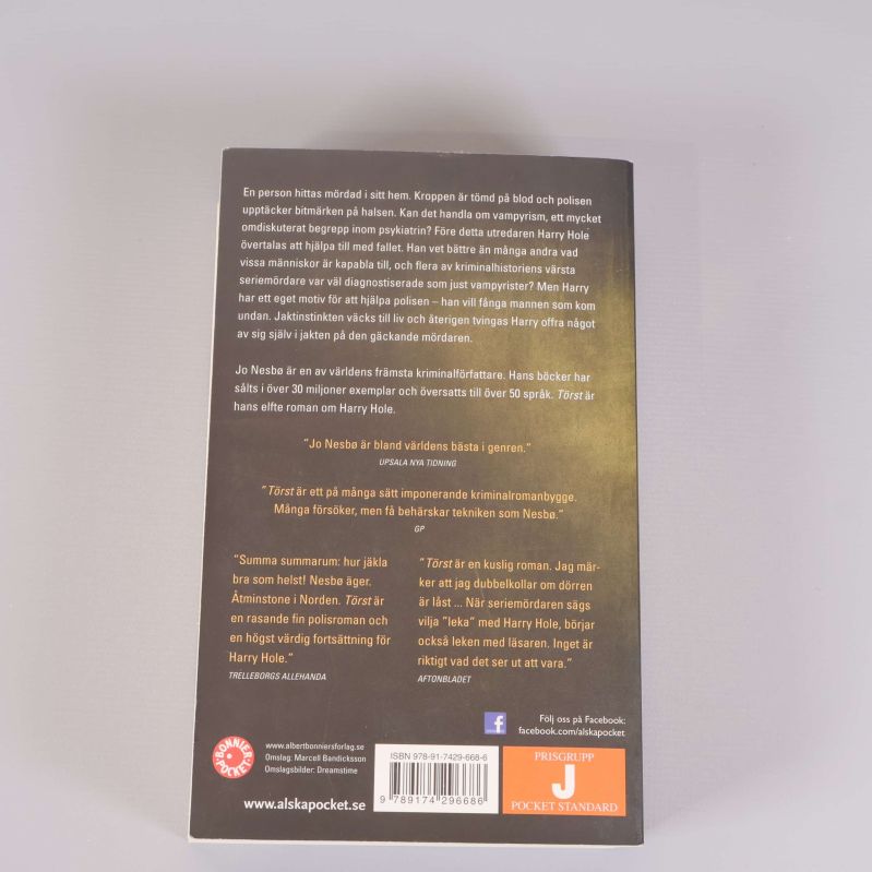 Baksida av boken Törst med text och citat