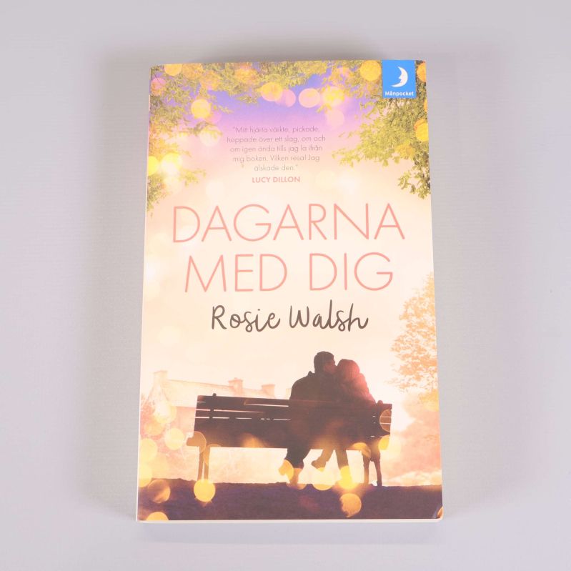 Framsida av pocketbok Dagarna med dig av Rosie Walsh i mjuka färger